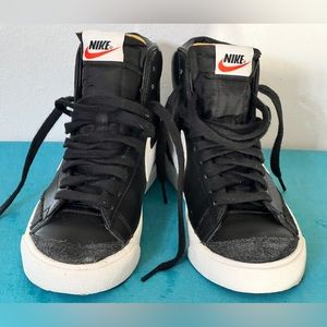 Nike Blazer Mid Vintage ‘77. Size 6. Black leather w/ white accents. M-6. W-7.5